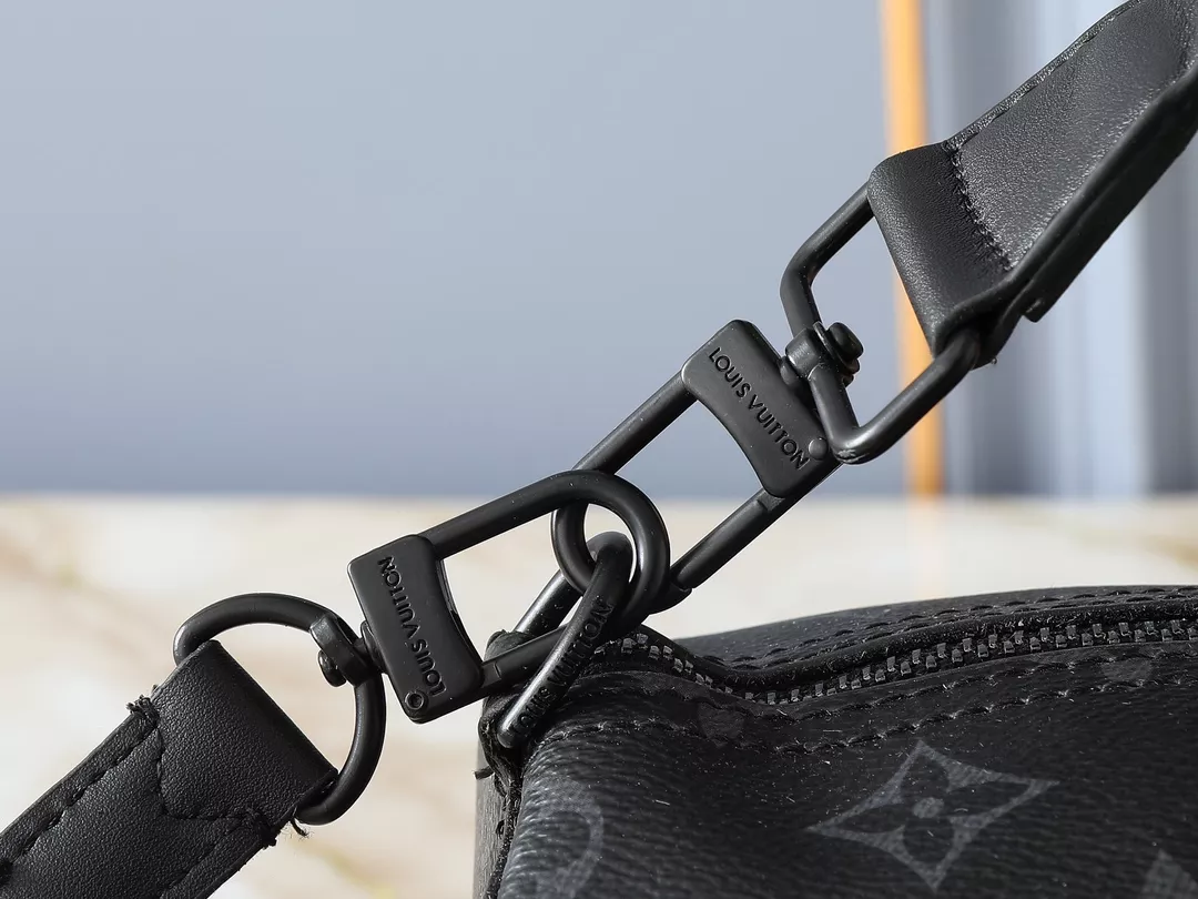 Louis Vuitton AAA Quality Messenger Bags For Unisex Unique 1529