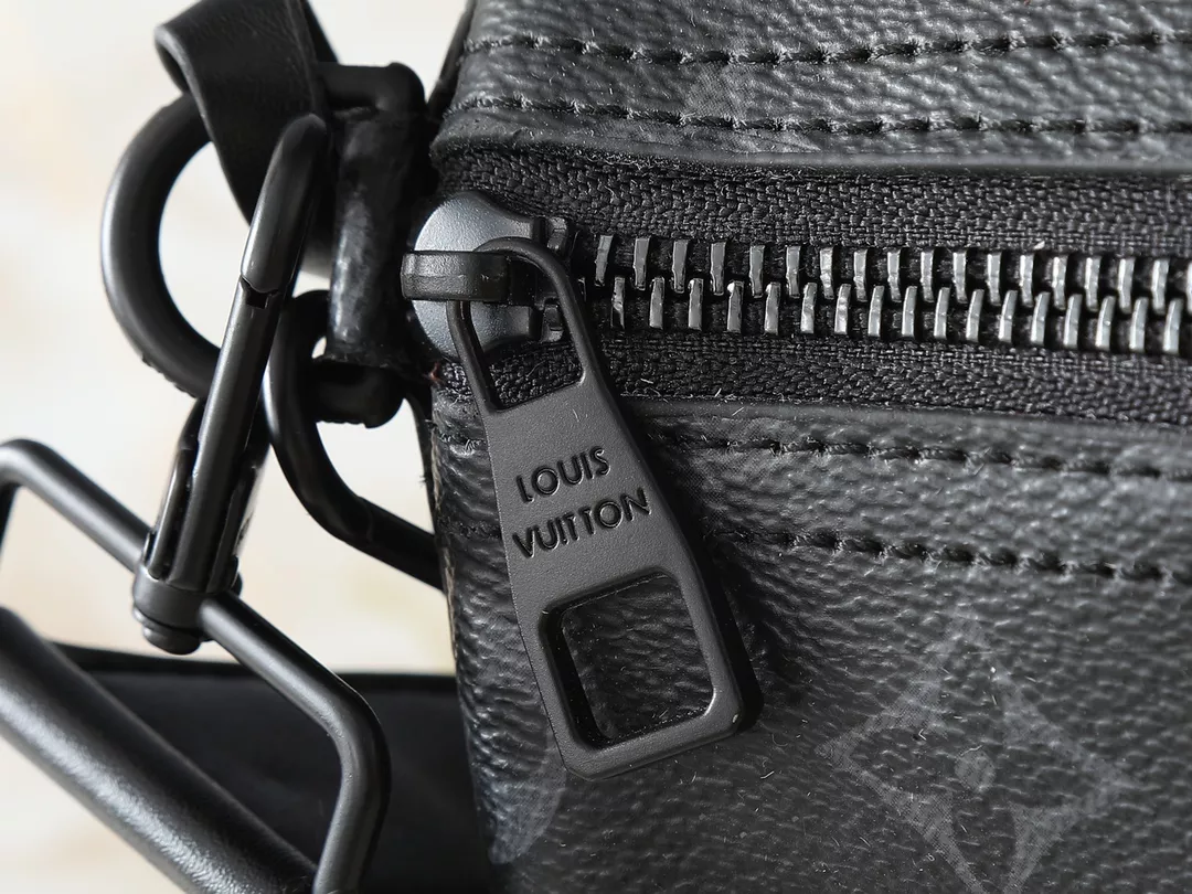 Louis Vuitton AAA Quality Messenger Bags For Unisex Unique 1529