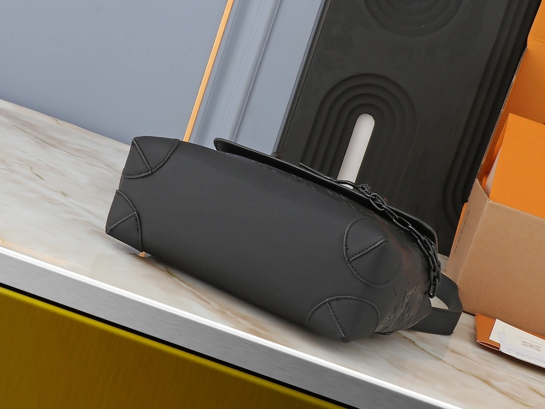 Louis Vuitton AAA Quality Messenger Bags For Unisex Unique 8591