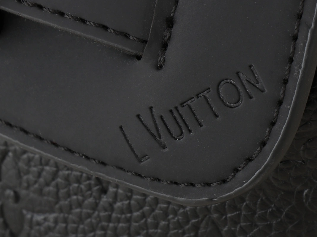 Louis Vuitton AAA Quality Messenger Bags For Unisex Unique 8591