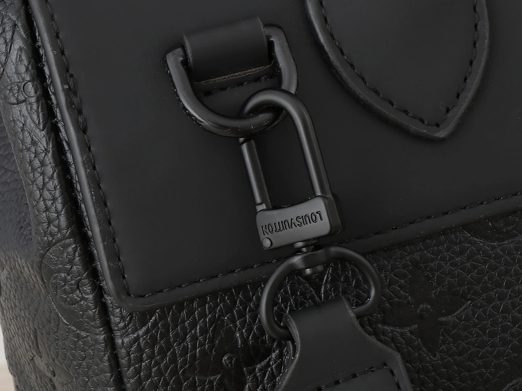 Louis Vuitton AAA Quality Messenger Bags For Unisex Unique 8591