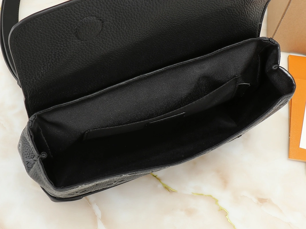 Louis Vuitton AAA Quality Messenger Bags For Unisex Unique 8591