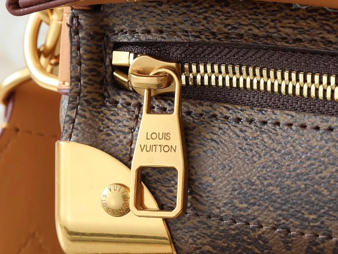 Louis Vuitton AAA Quality Messenger Bags For Unisex UrbanStyle 1088