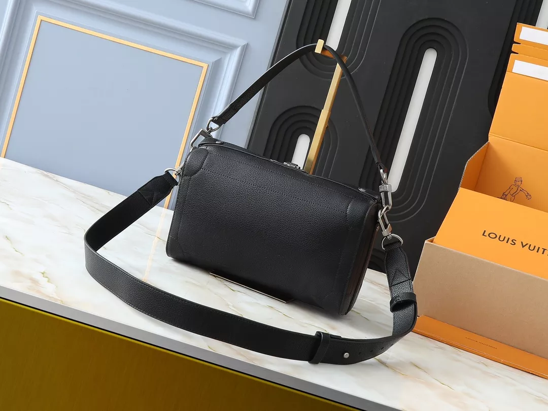 Louis Vuitton AAA Quality Messenger Bags For Unisex UrbanStyle 1980