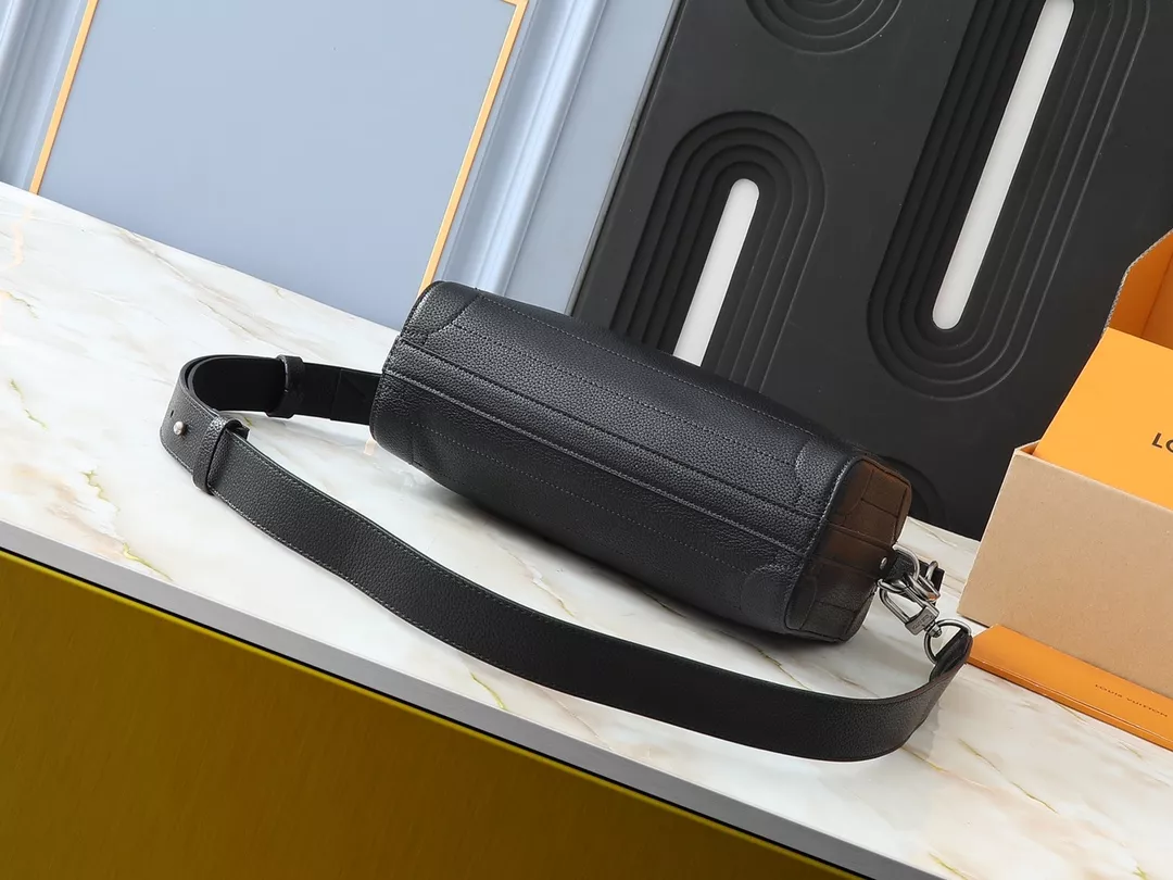 Louis Vuitton AAA Quality Messenger Bags For Unisex UrbanStyle 1980