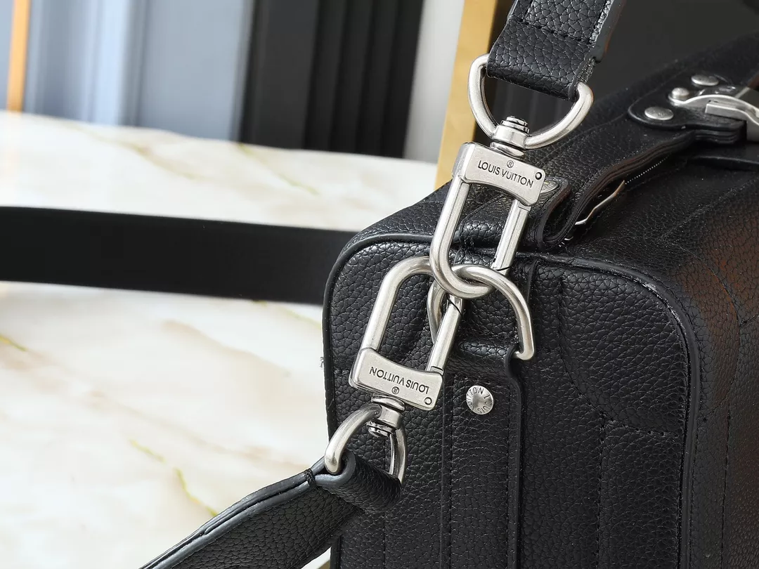 Louis Vuitton AAA Quality Messenger Bags For Unisex UrbanStyle 1980