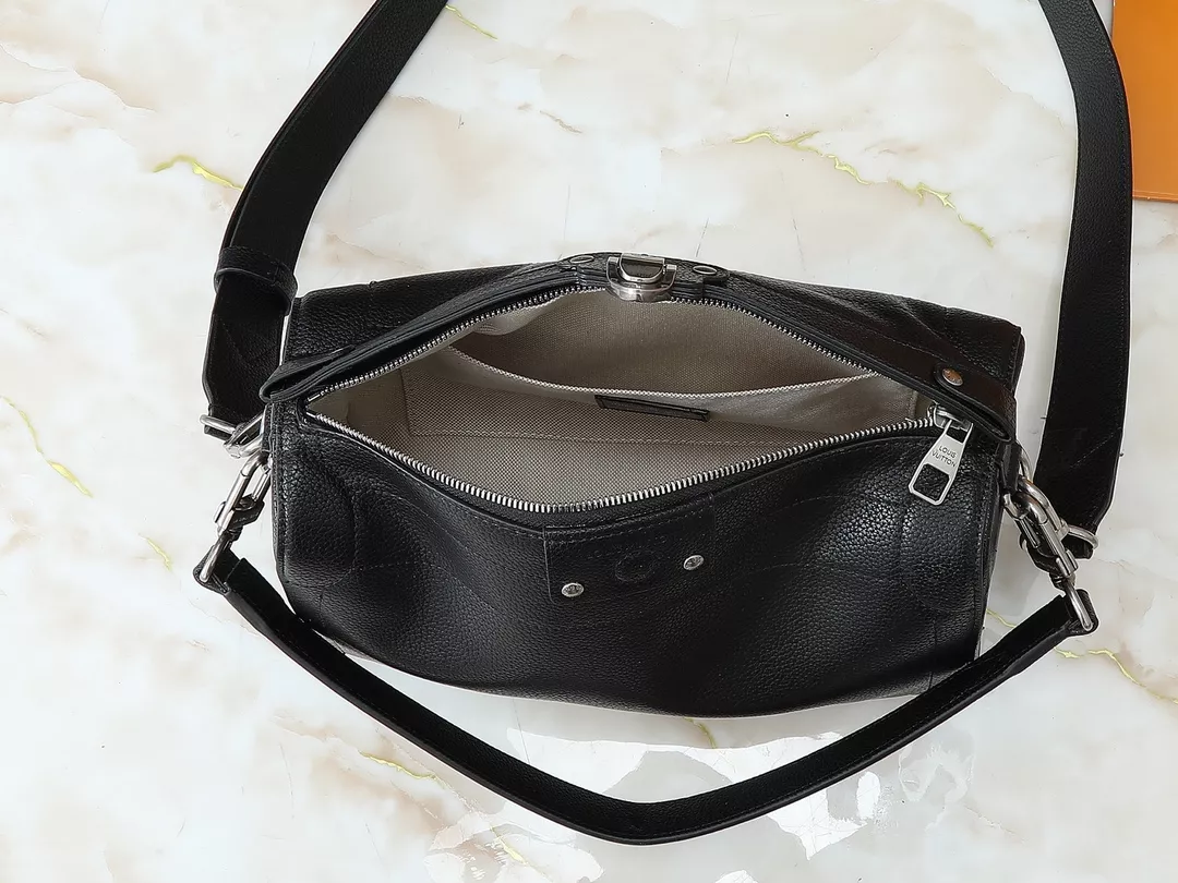 Louis Vuitton AAA Quality Messenger Bags For Unisex UrbanStyle 1980