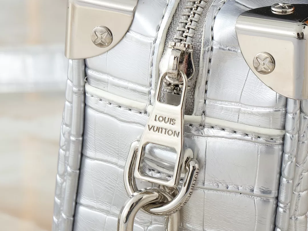 Louis Vuitton AAA Quality Messenger Bags For Unisex UrbanStyle 5256
