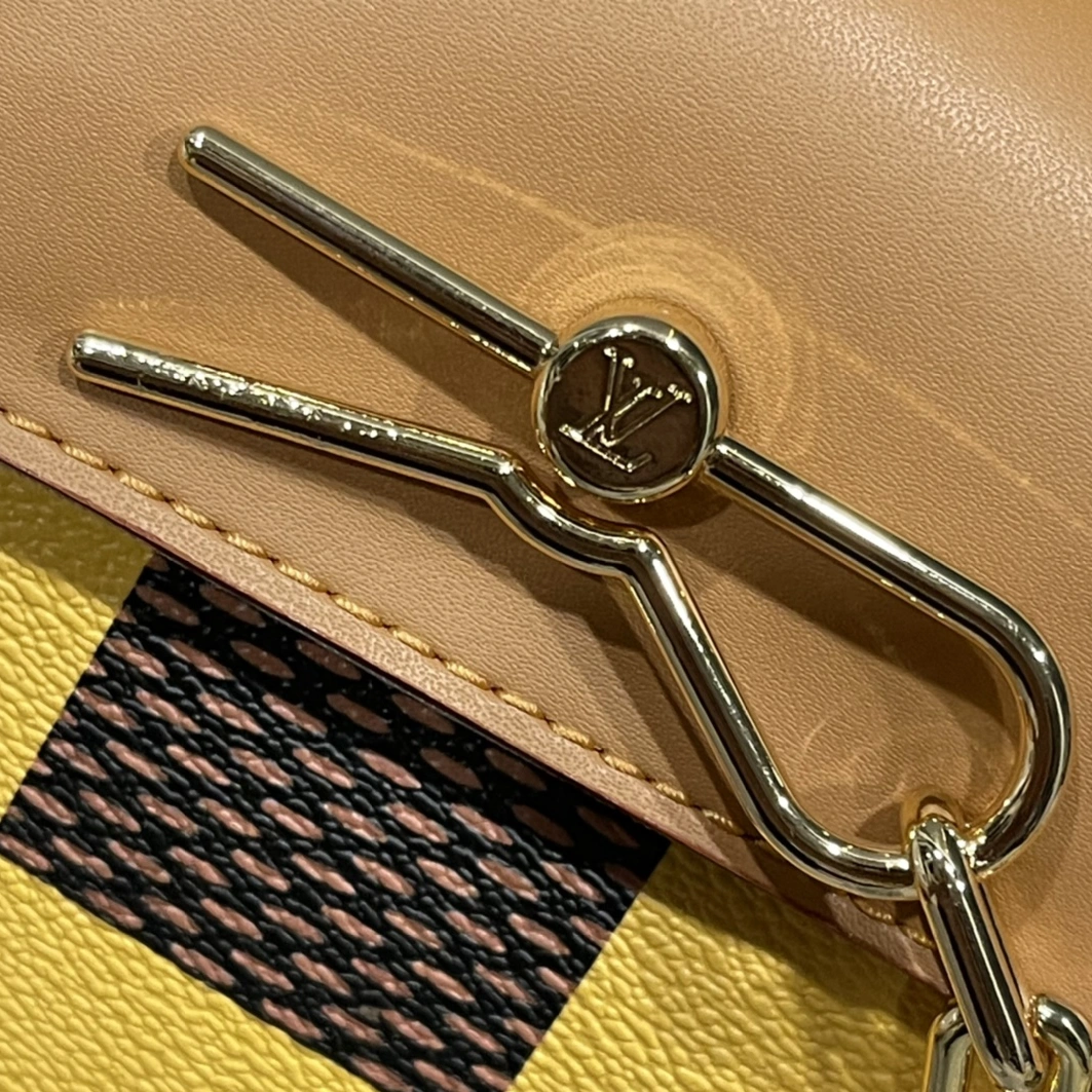 Louis Vuitton AAA Quality Messenger Bags For Unisex UrbanStyle 7209