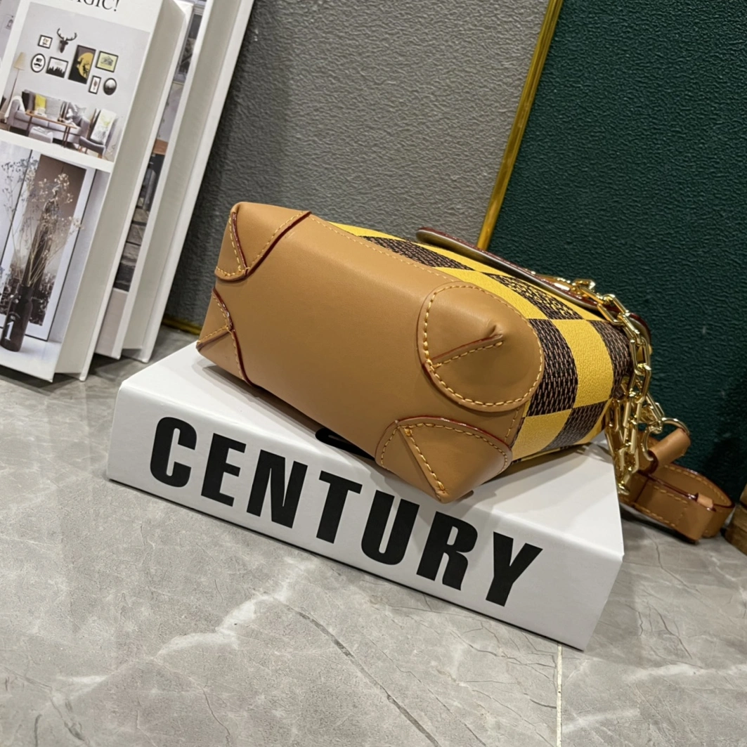 Louis Vuitton AAA Quality Messenger Bags For Unisex UrbanStyle 7209