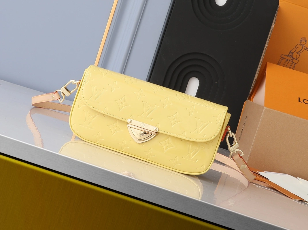Louis Vuitton AAA Quality Messenger Bags For Women Affordable 4890
