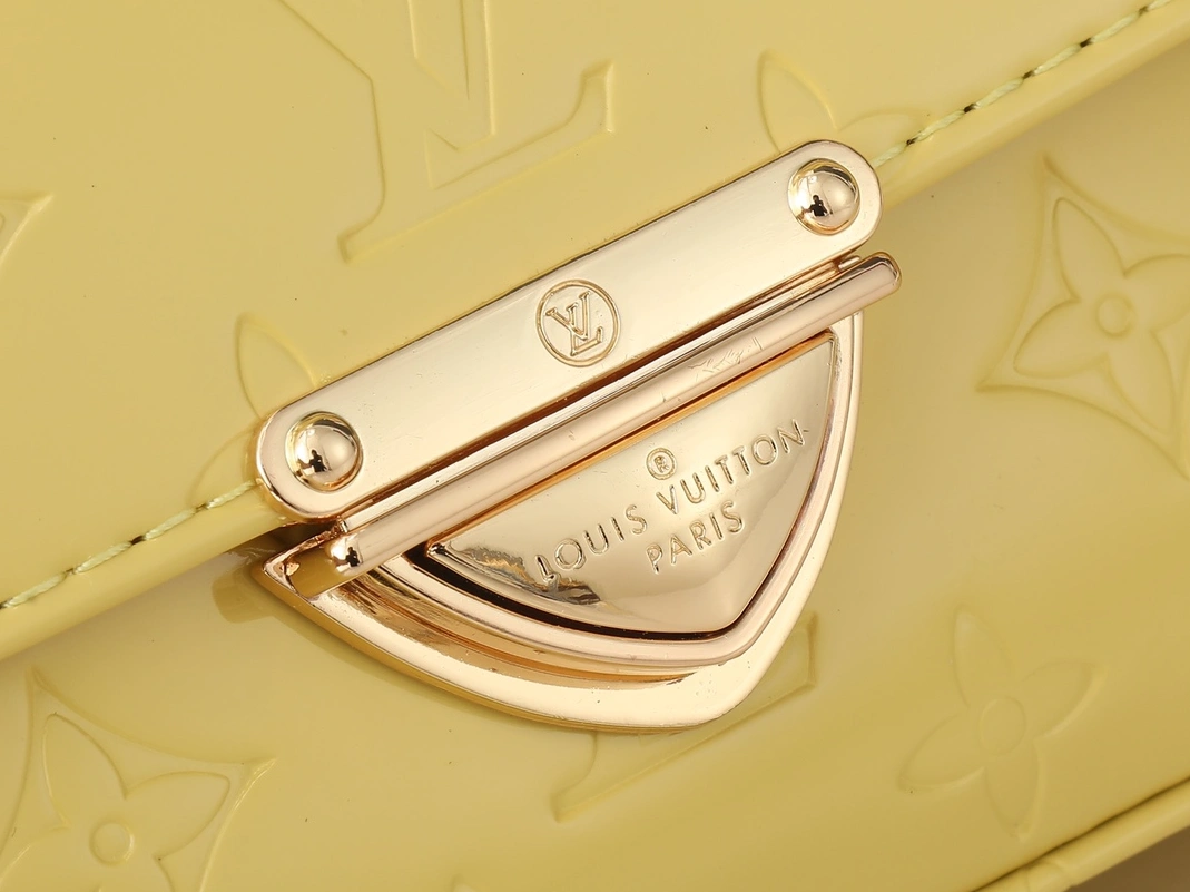 Louis Vuitton AAA Quality Messenger Bags For Women Affordable 4890