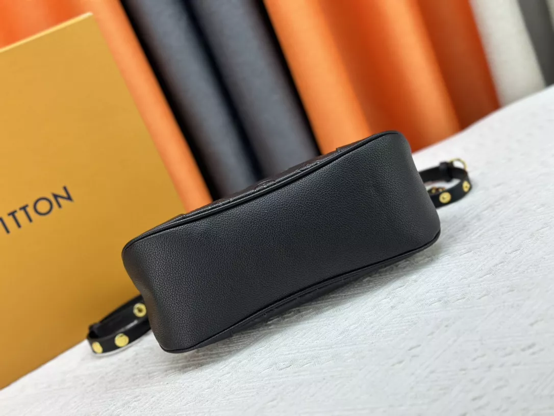 Louis Vuitton AAA Quality Messenger Bags For Women Affordable 5682