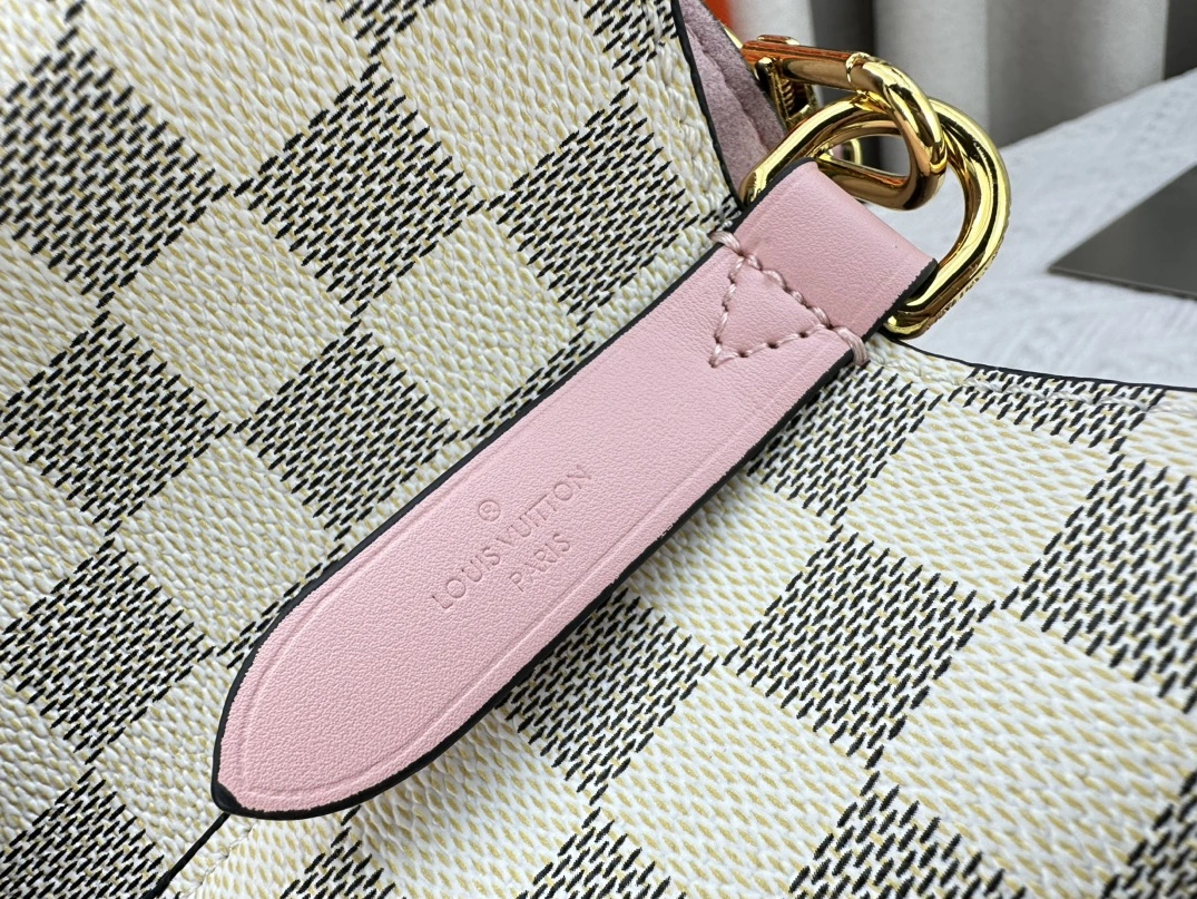 Louis Vuitton AAA Quality Messenger Bags For Women Affordable 7877
