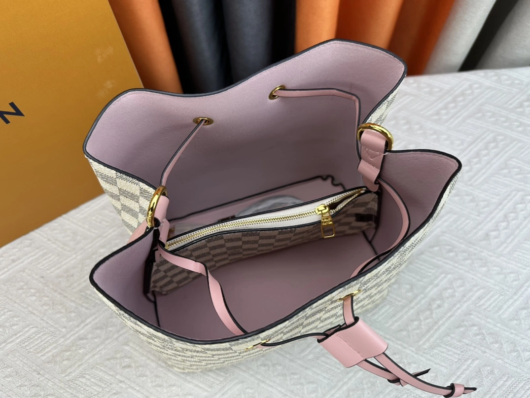 Louis Vuitton AAA Quality Messenger Bags For Women Affordable 7877