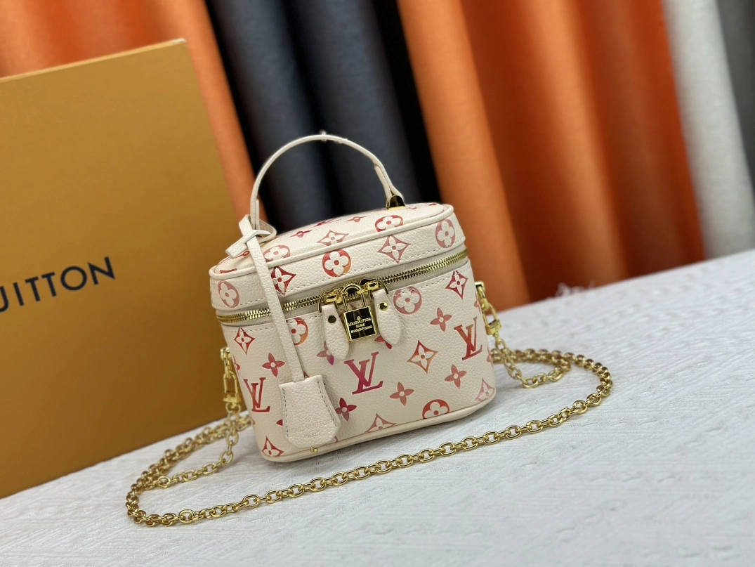 Louis Vuitton AAA Quality Messenger Bags For Women AllSeason 727
