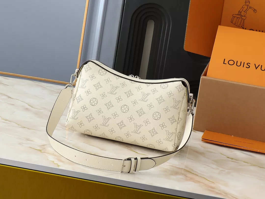Louis Vuitton AAA Quality Messenger Bags For Women AllSeason 7710