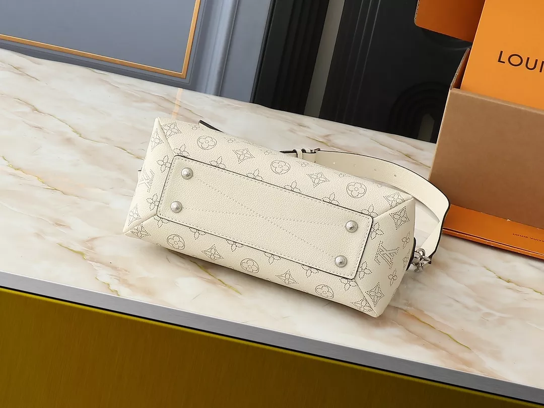 Louis Vuitton AAA Quality Messenger Bags For Women AllSeason 7710
