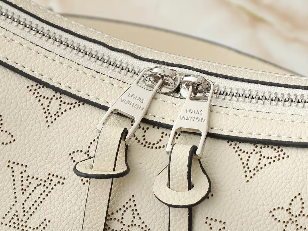 Louis Vuitton AAA Quality Messenger Bags For Women AllSeason 7710
