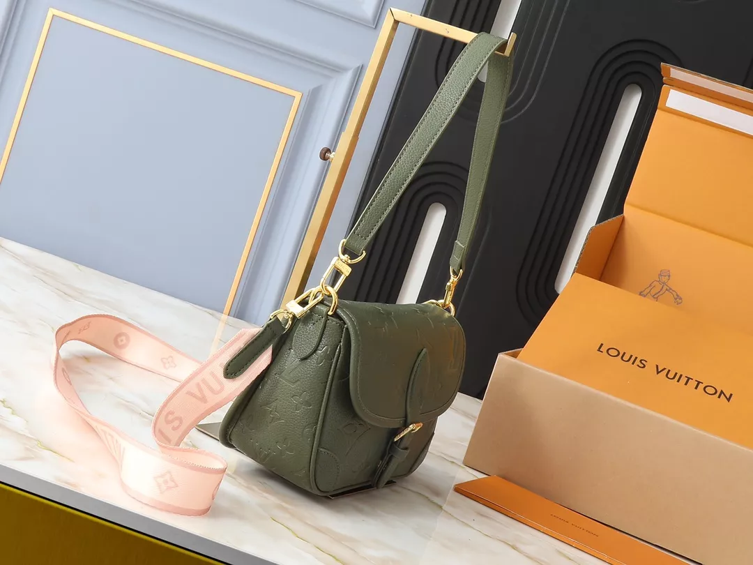 Louis Vuitton AAA Quality Messenger Bags For Women AllSeason 8215