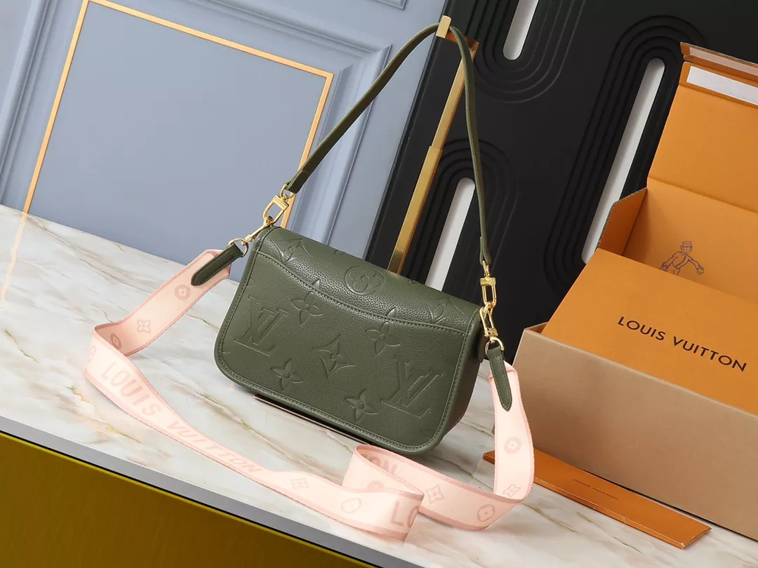 Louis Vuitton AAA Quality Messenger Bags For Women AllSeason 8215