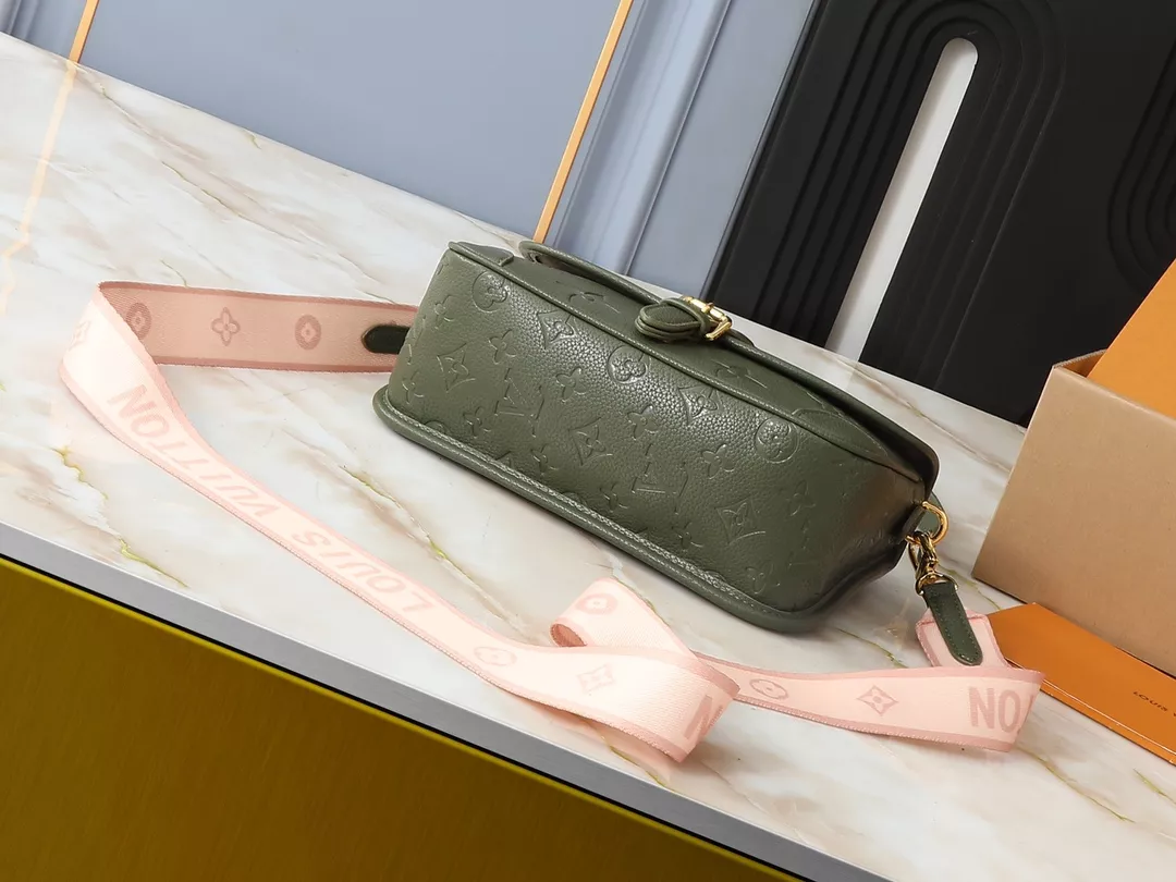 Louis Vuitton AAA Quality Messenger Bags For Women AllSeason 8215
