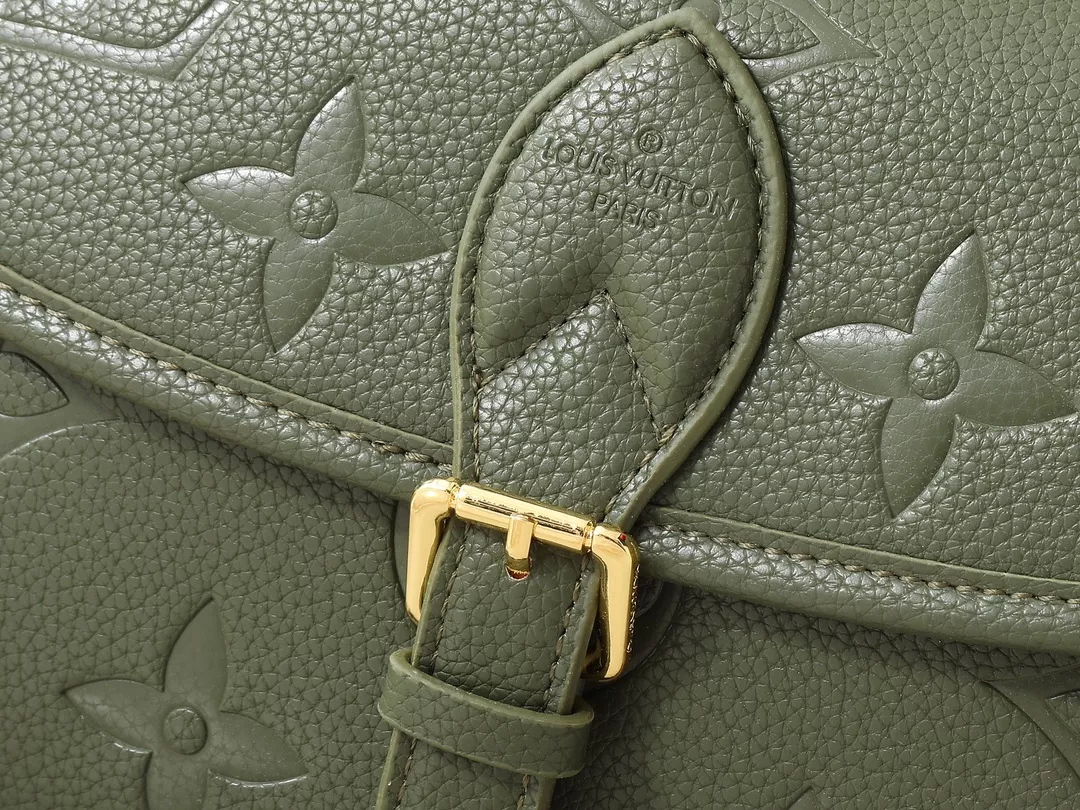 Louis Vuitton AAA Quality Messenger Bags For Women AllSeason 8215