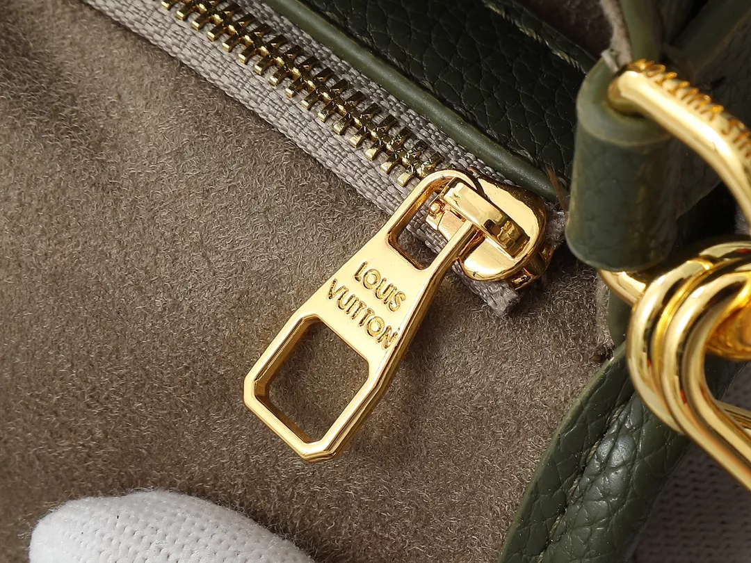 Louis Vuitton AAA Quality Messenger Bags For Women AllSeason 8215