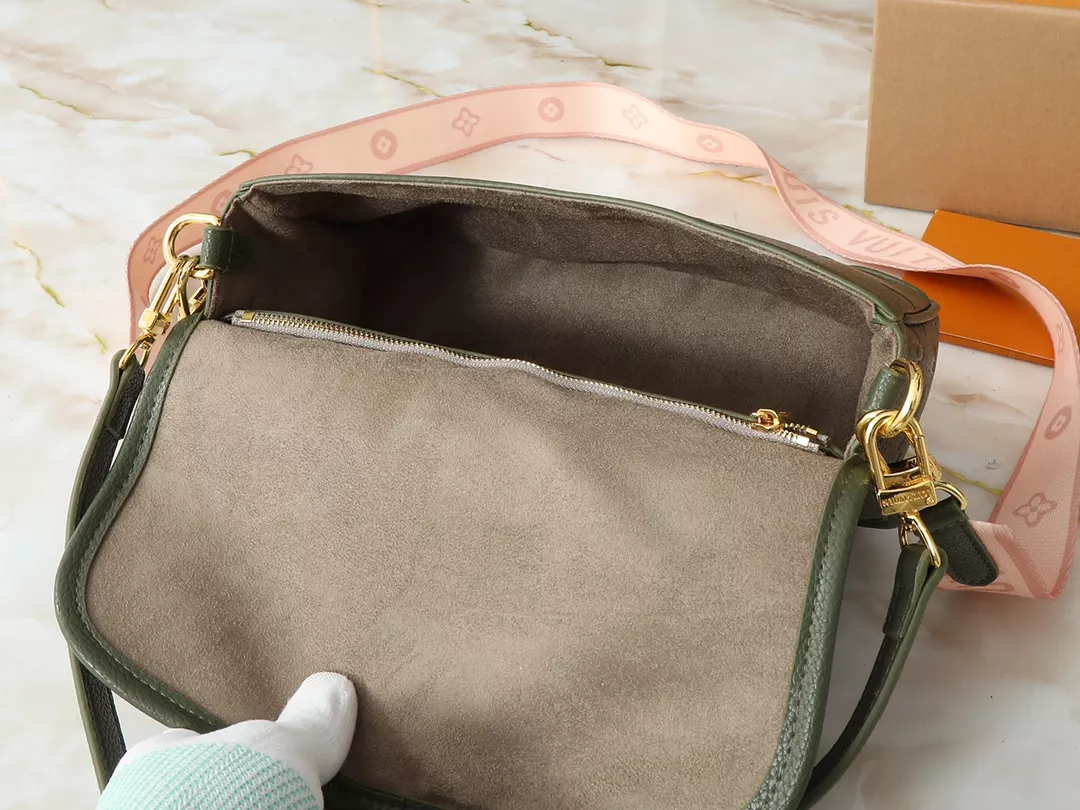Louis Vuitton AAA Quality Messenger Bags For Women AllSeason 8215
