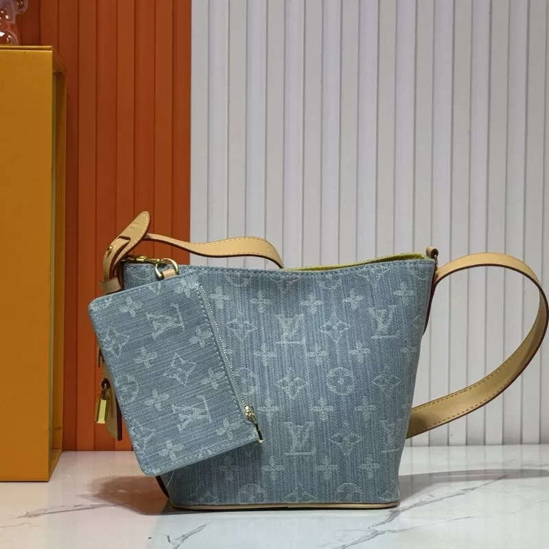 Louis Vuitton AAA Quality Messenger Bags For Women AllSeason 9654