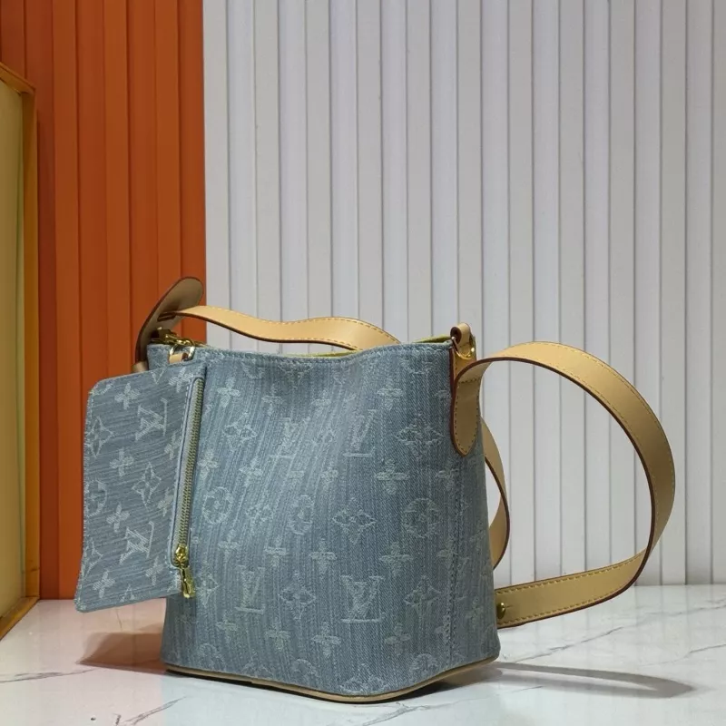 Louis Vuitton AAA Quality Messenger Bags For Women AllSeason 9654
