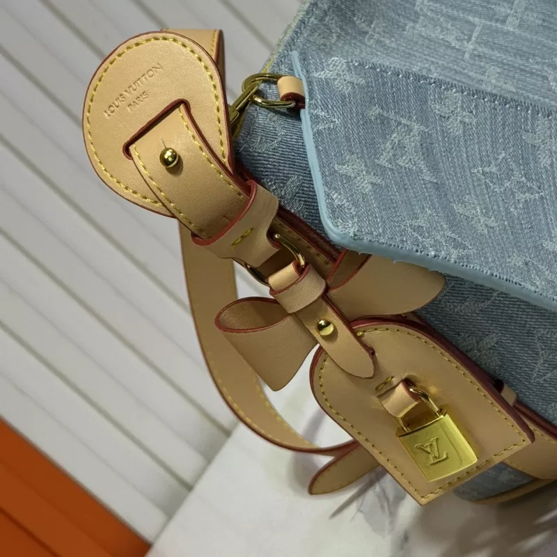 Louis Vuitton AAA Quality Messenger Bags For Women AllSeason 9654