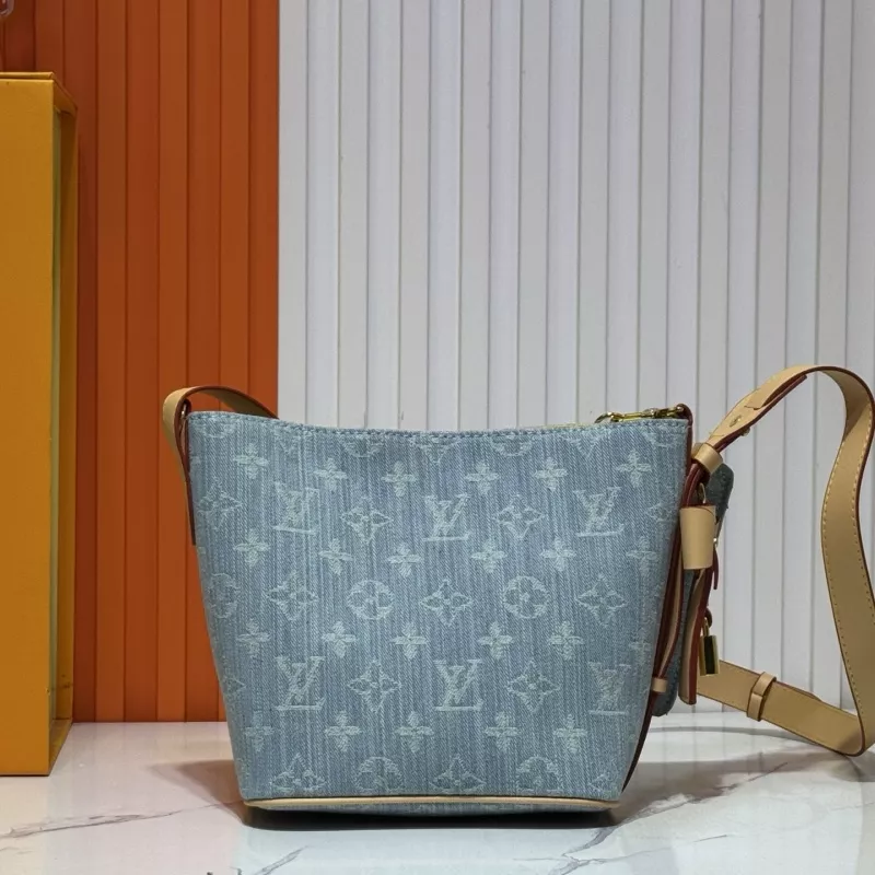 Louis Vuitton AAA Quality Messenger Bags For Women AllSeason 9654