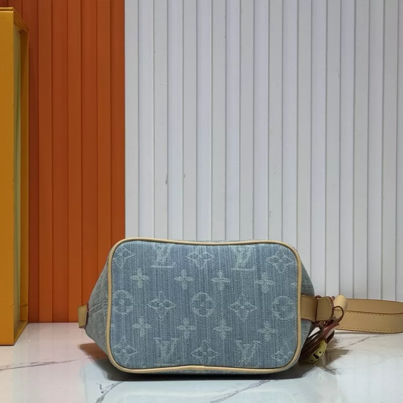 Louis Vuitton AAA Quality Messenger Bags For Women AllSeason 9654