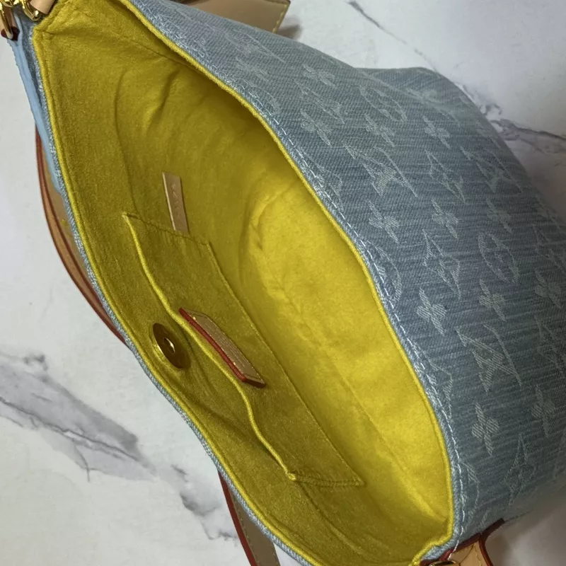 Louis Vuitton AAA Quality Messenger Bags For Women AllSeason 9654