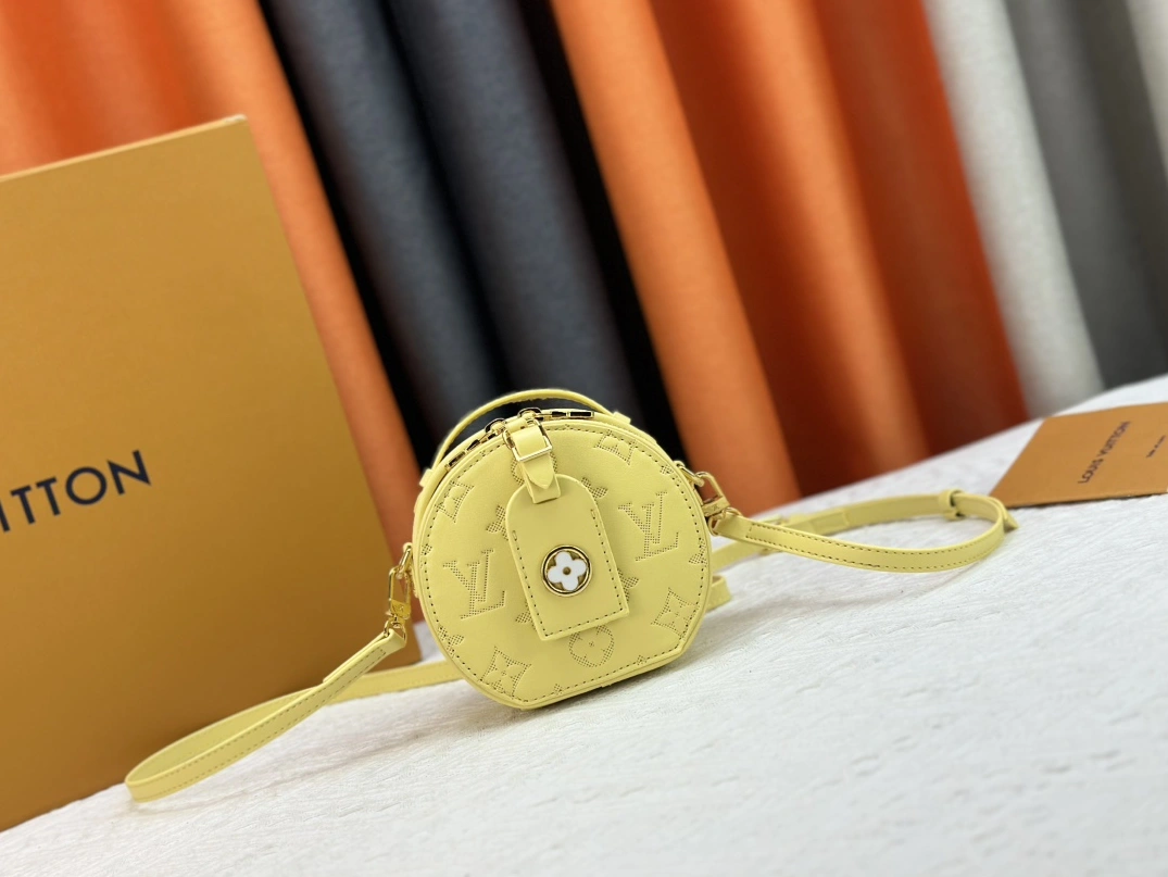 Louis Vuitton AAA Quality Messenger Bags For Women Bold 631