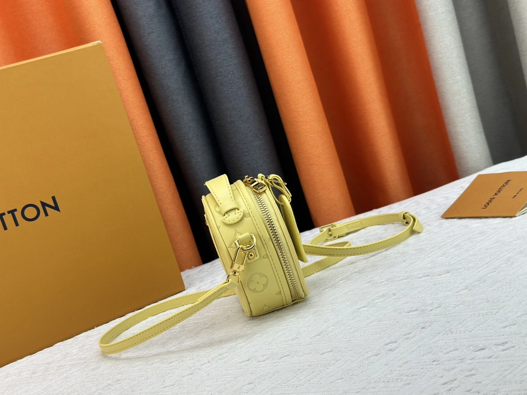 Louis Vuitton AAA Quality Messenger Bags For Women Bold 631