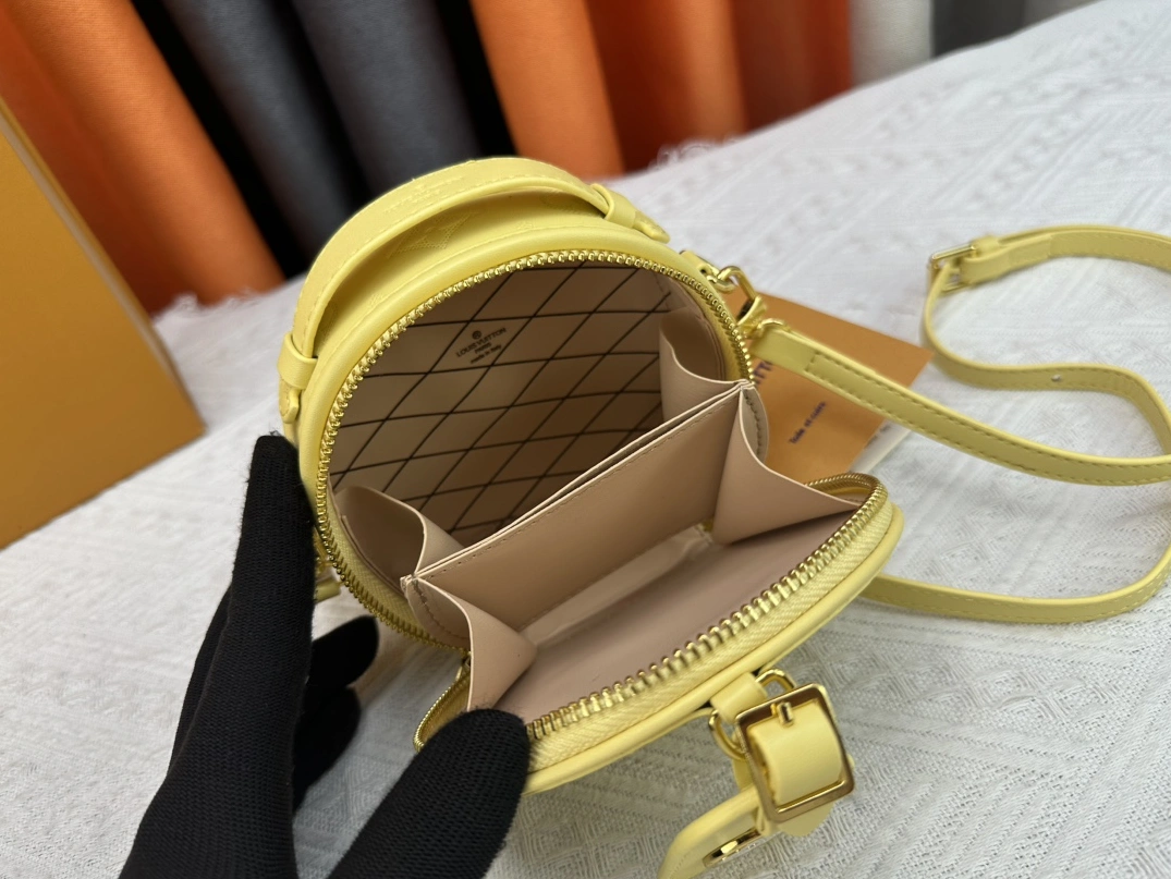 Louis Vuitton AAA Quality Messenger Bags For Women Bold 631