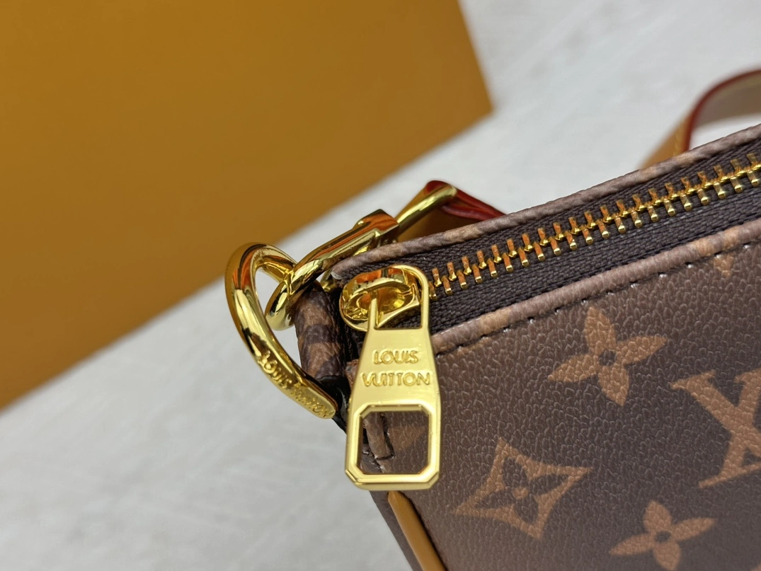 Louis Vuitton AAA Quality Messenger Bags For Women Breathable 8014
