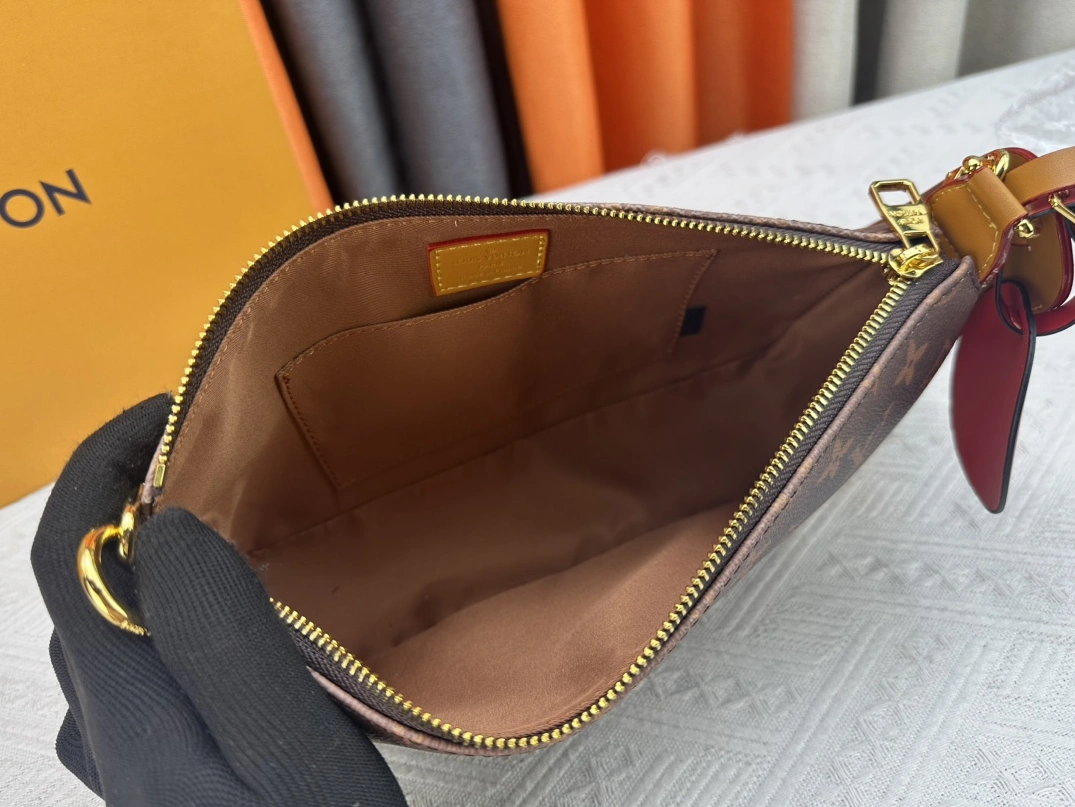 Louis Vuitton AAA Quality Messenger Bags For Women Breathable 8014