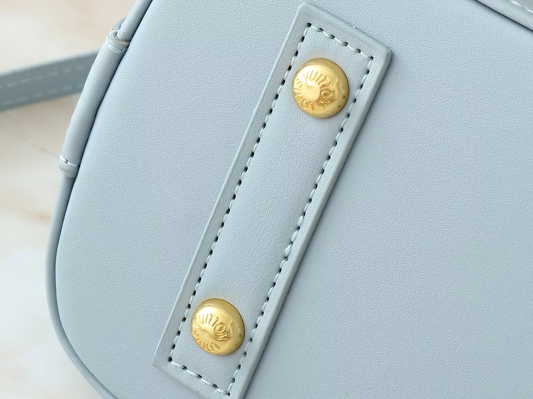 Louis Vuitton AAA Quality Messenger Bags For Women Bright 2066