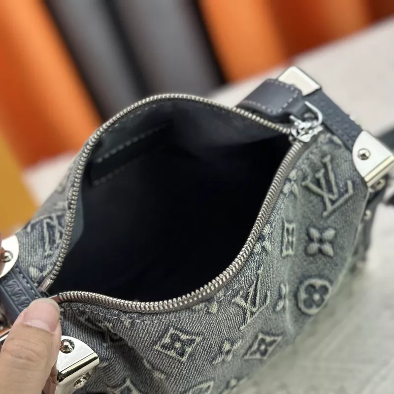 Louis Vuitton AAA Quality Messenger Bags For Women Bright 434