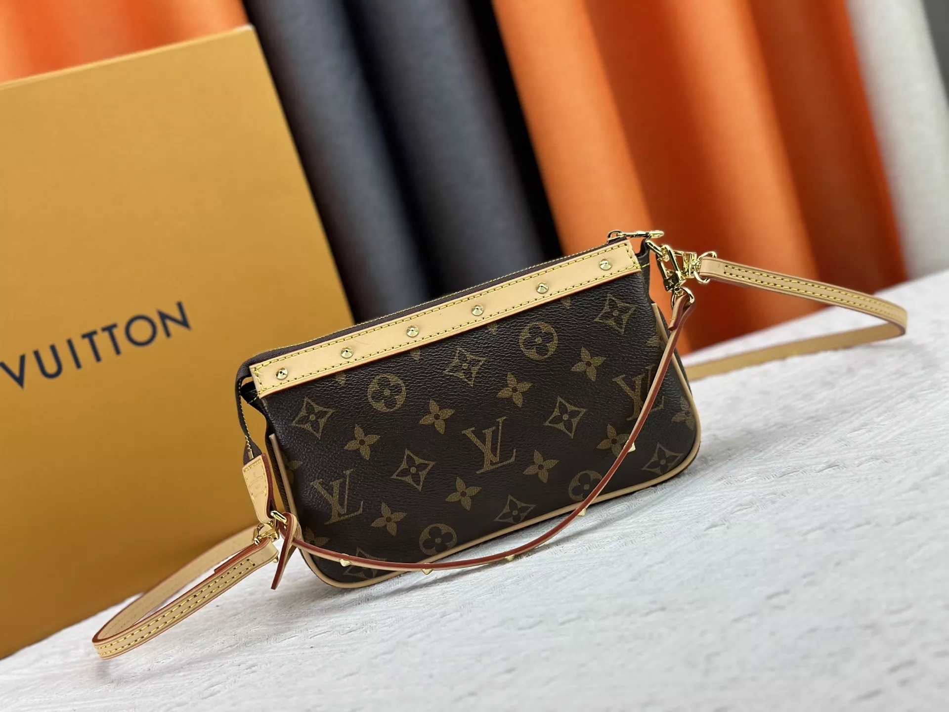 Louis Vuitton AAA Quality Messenger Bags For Women Bright 5380