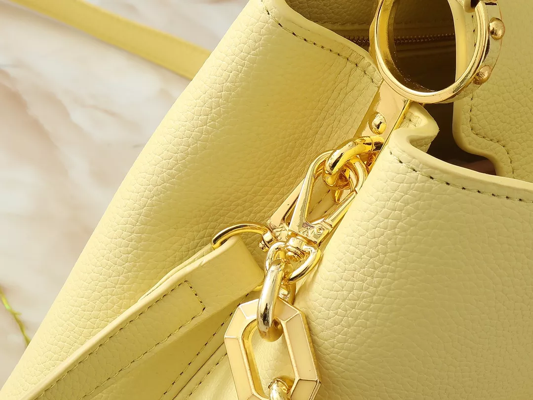 Louis Vuitton AAA Quality Messenger Bags For Women Bright 6191