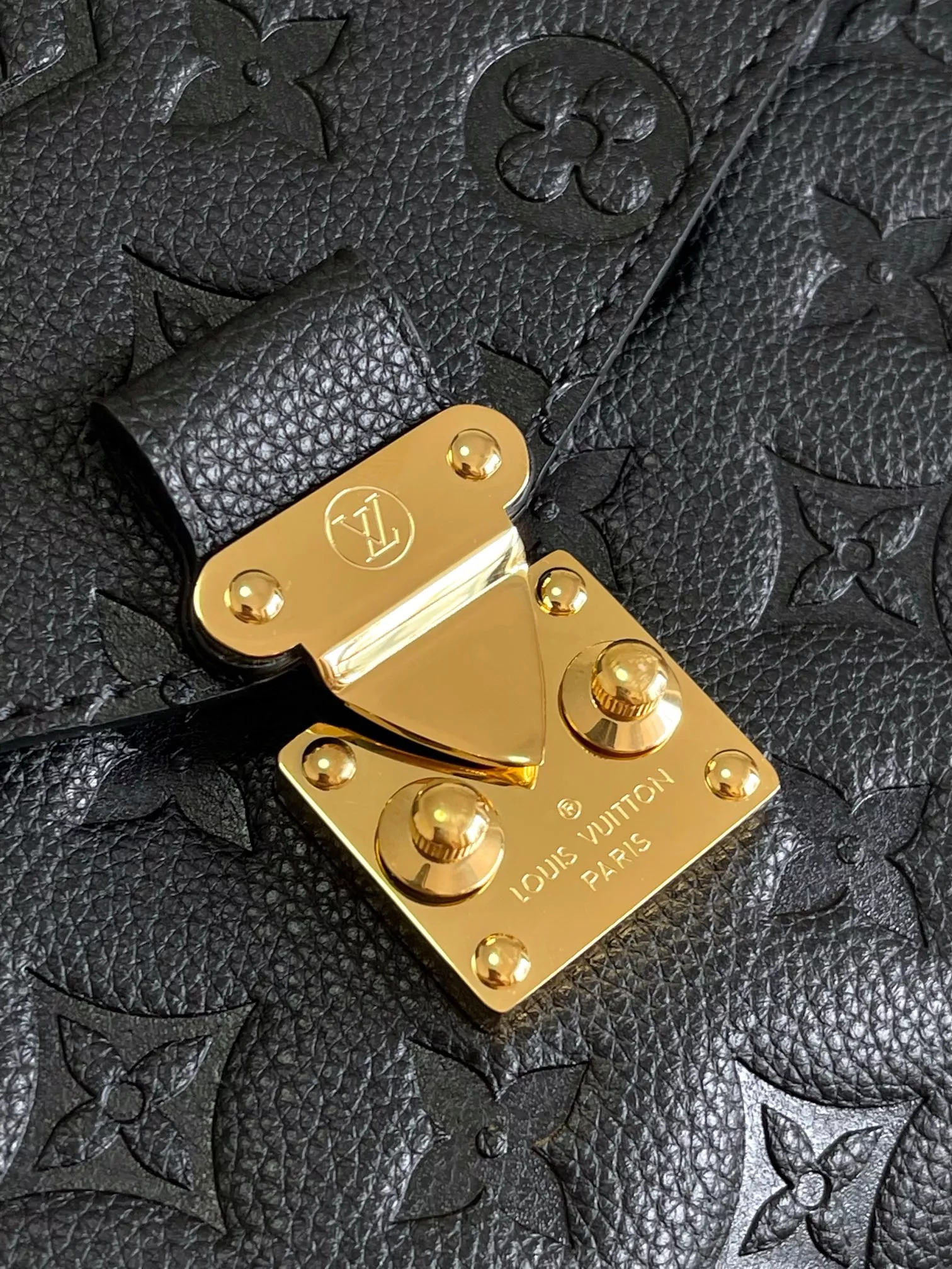 Louis Vuitton AAA Quality Messenger Bags For Women Bright 6747