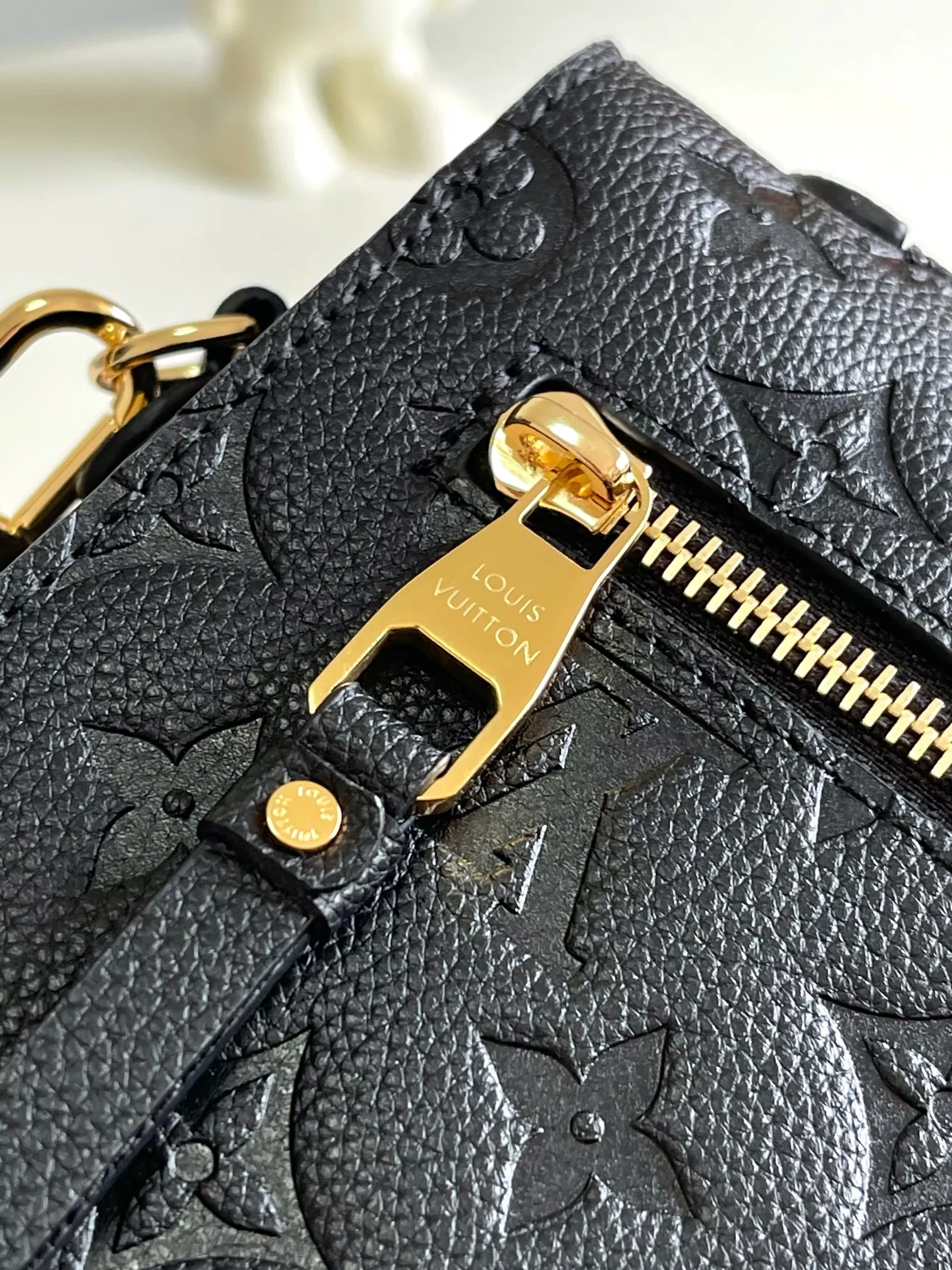 Louis Vuitton AAA Quality Messenger Bags For Women Bright 6747