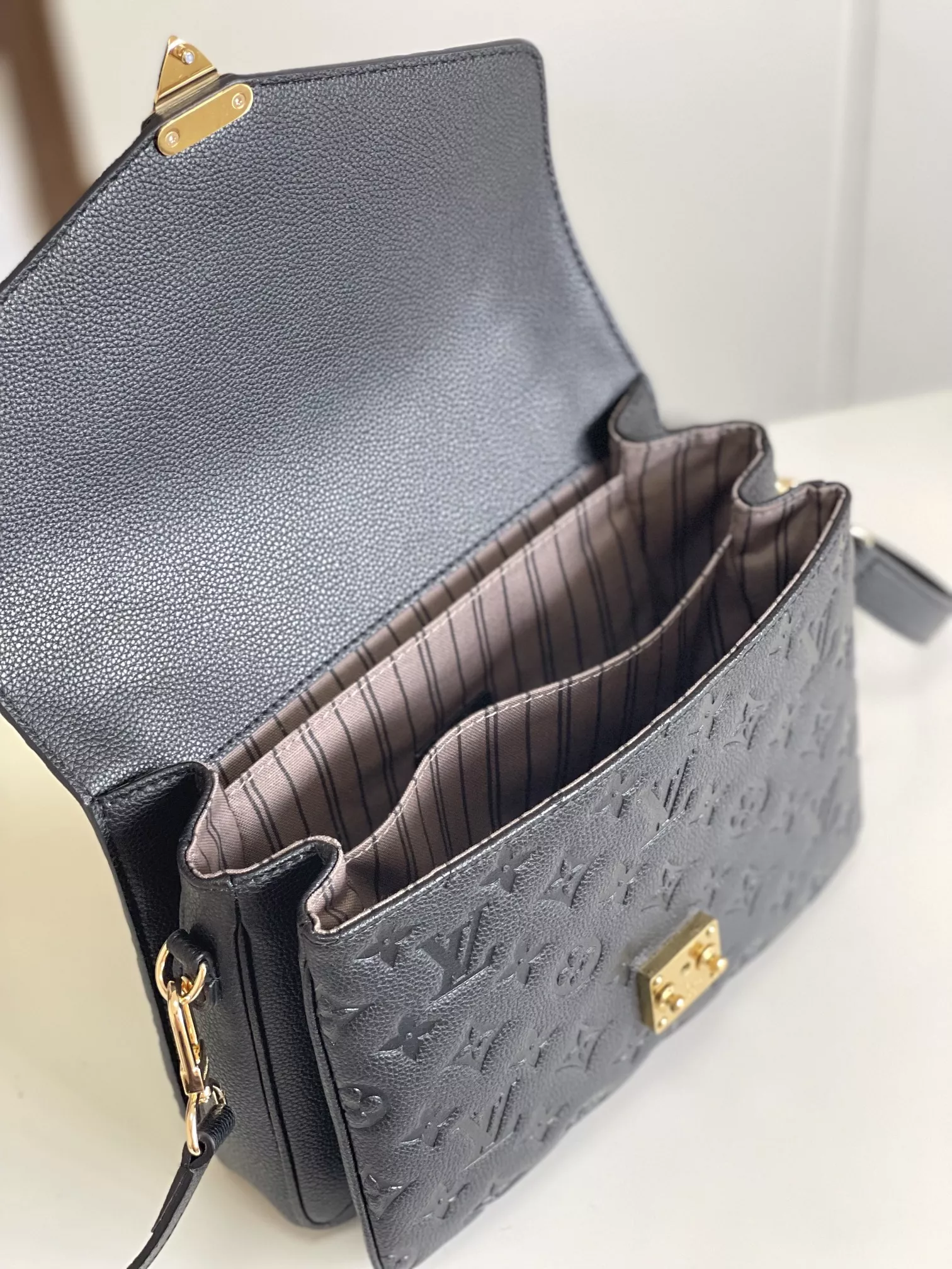 Louis Vuitton AAA Quality Messenger Bags For Women Bright 6747