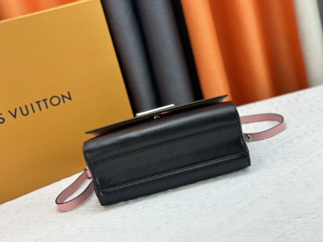 Louis Vuitton AAA Quality Messenger Bags For Women Bright 8099