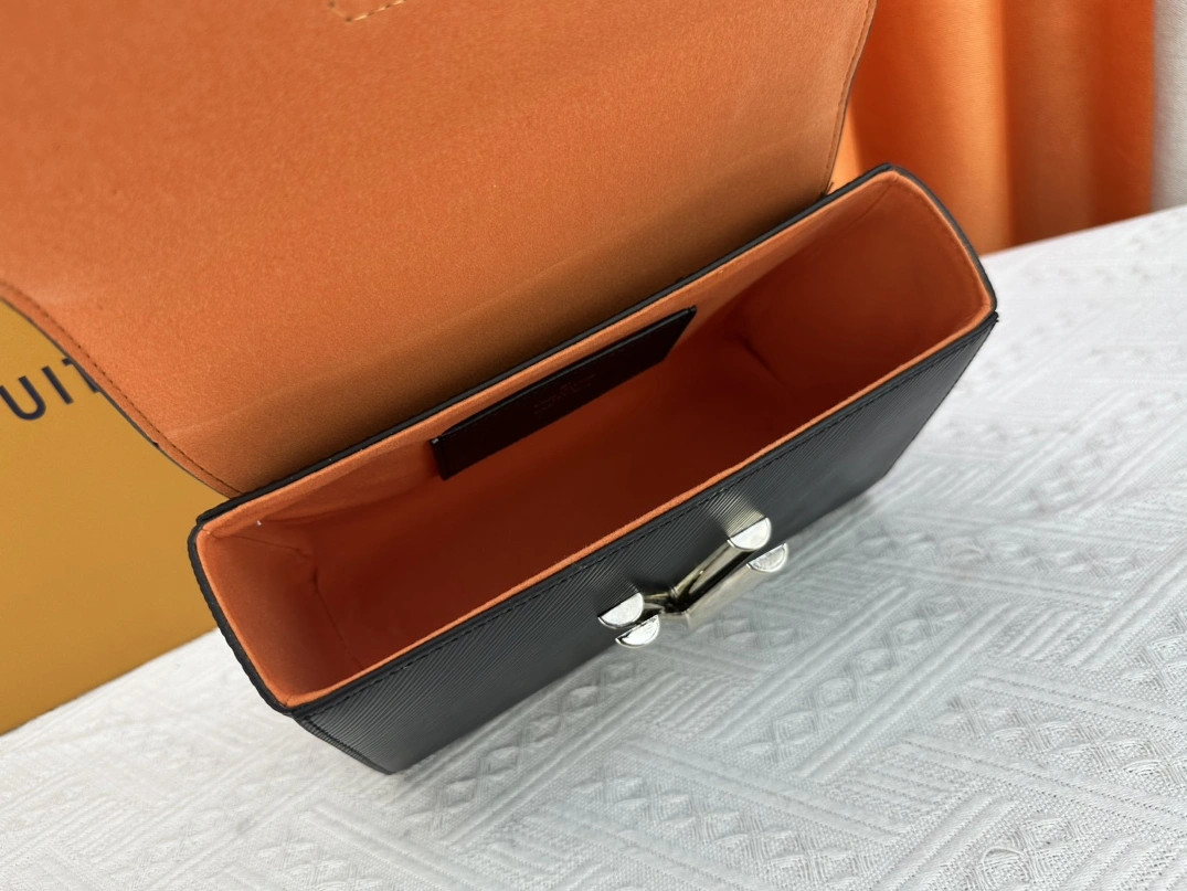Louis Vuitton AAA Quality Messenger Bags For Women Bright 8099