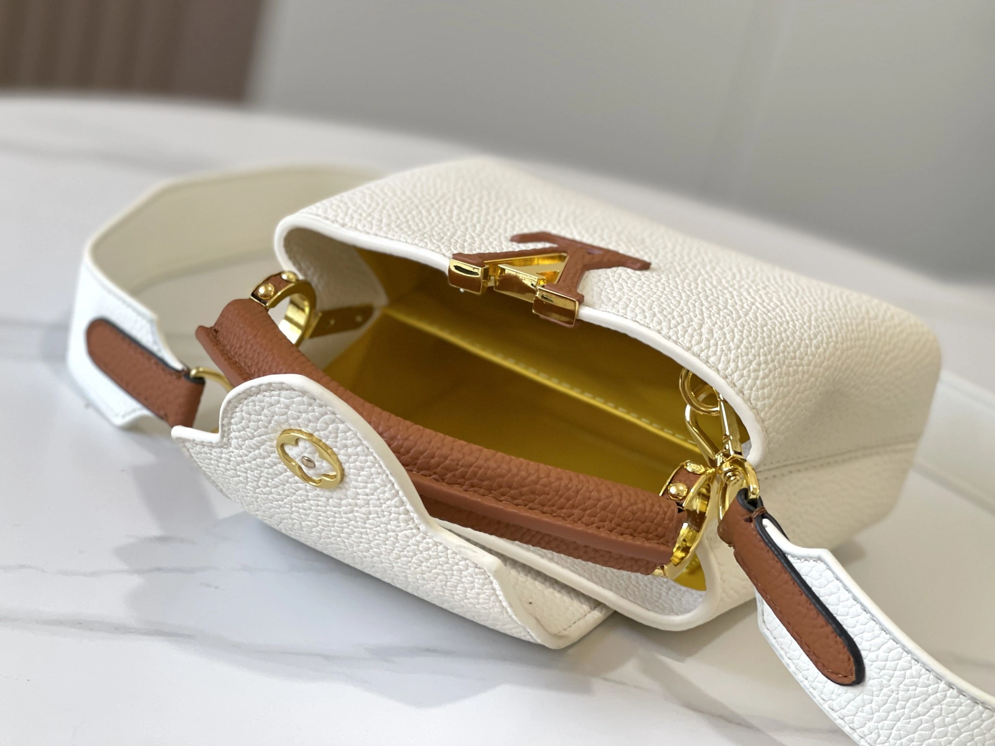 Louis Vuitton AAA Quality Messenger Bags For Women Classic 2484